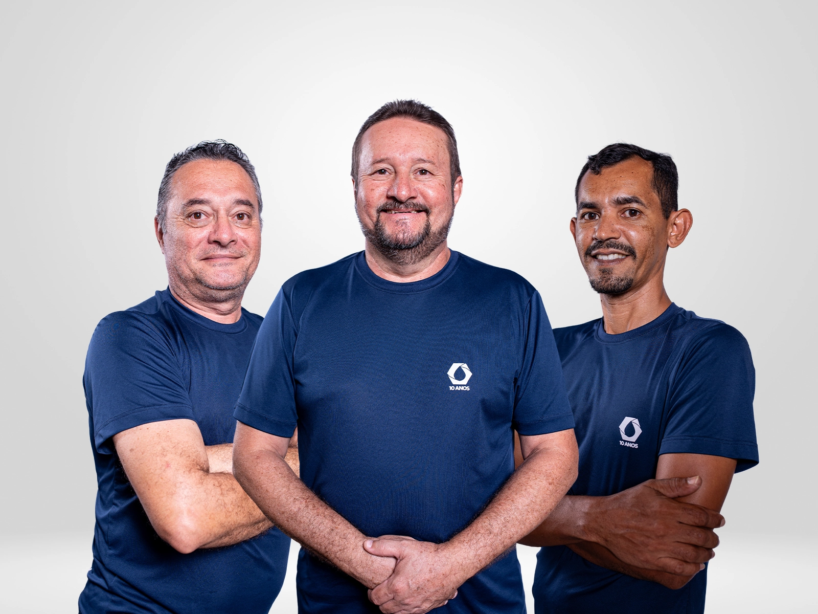 Consultor TopService uniformizado orientando cliente sobre equipamentos